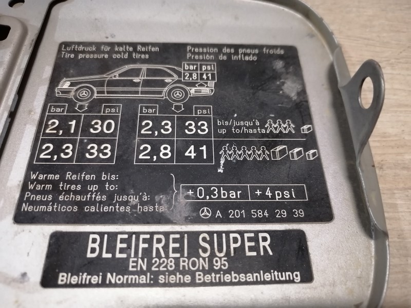 Mercedes E210 лючок бензобака