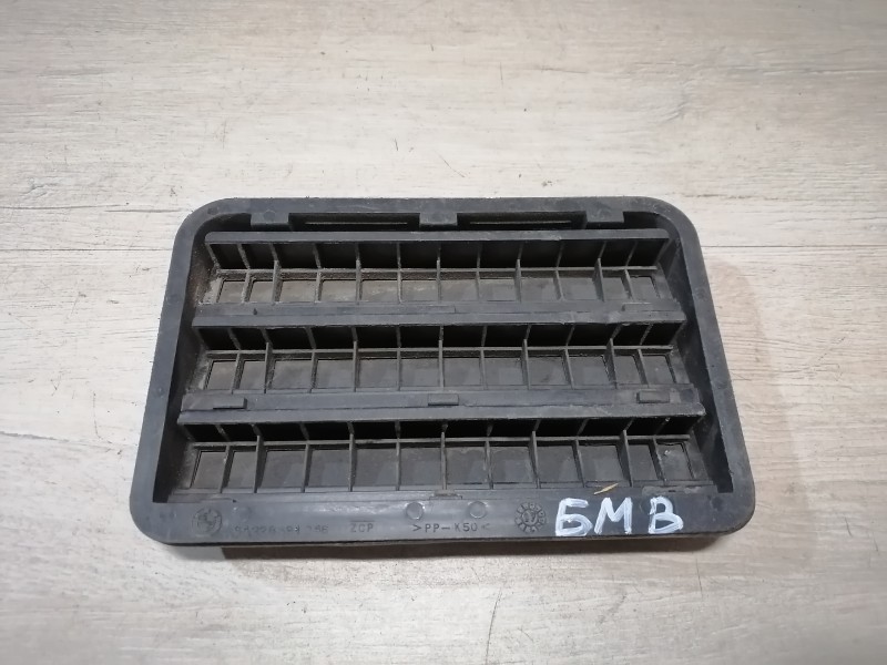 BMW E39 решетка вентиляции багажника деф