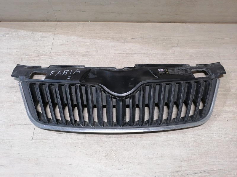Skoda Fabia II решетка радиатора