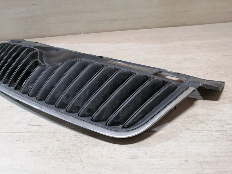 Skoda Fabia II решетка радиатора