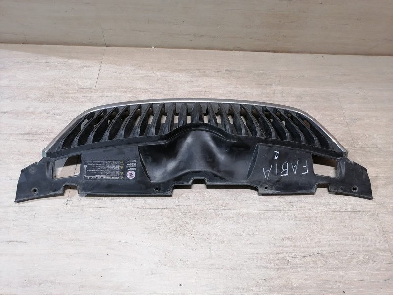 Skoda Fabia II решетка радиатора