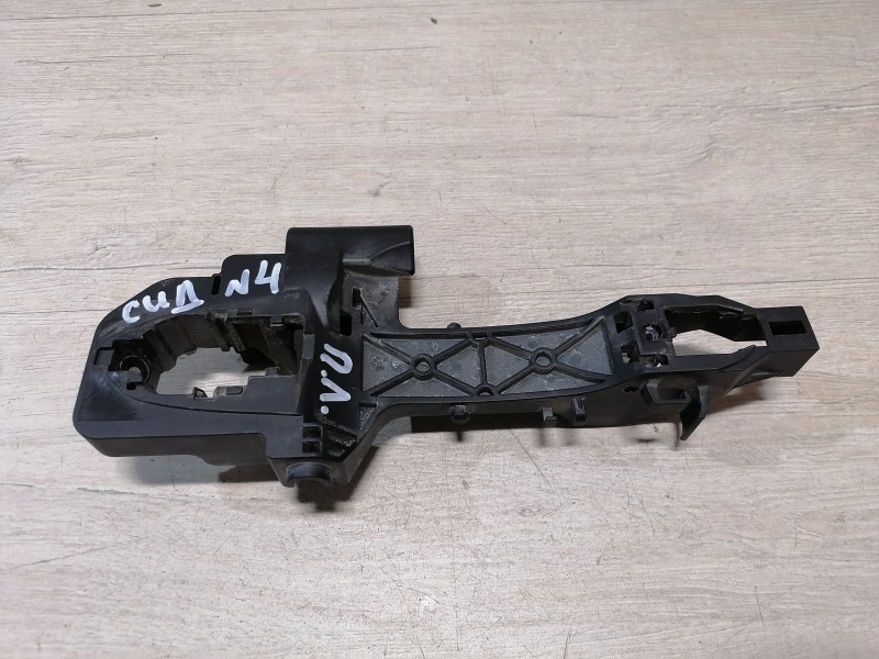 Ceed №4 кронштейн ручки двери передний левый