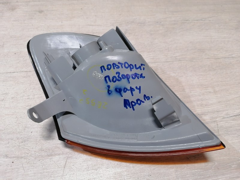 Spacio поворотник повторитель поворота правый в фару