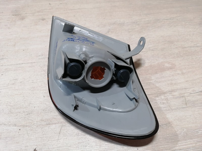 Spacio поворотник повторитель поворота правый в фару