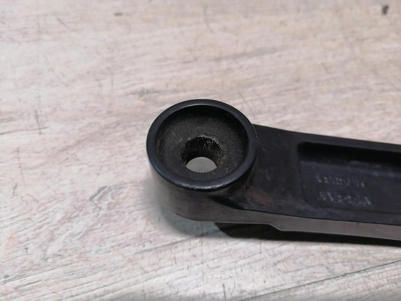 Almera G15 поводок дворника правый