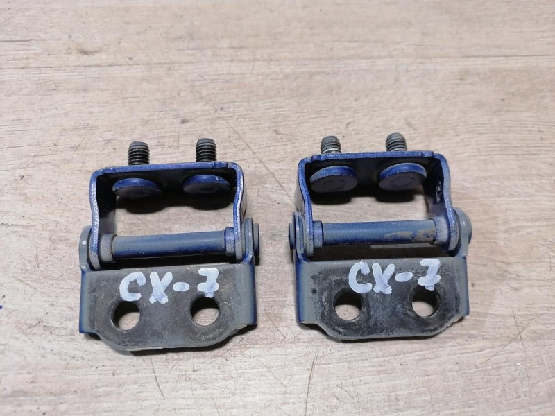 Mazda CX7 петля багажника