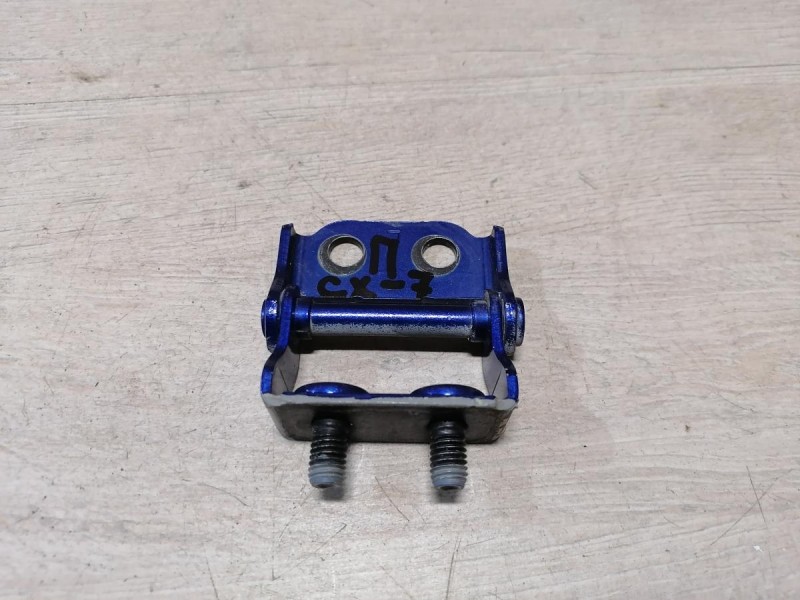 Mazda CX7 петля багажника