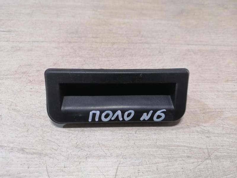 Polo №6 кнопка багажника