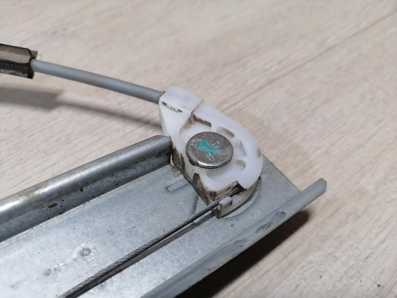 Rio 3 №8 стеклоподъемник передний правый