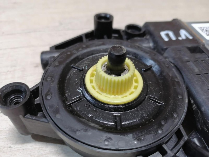 Arkana моторчик стеклоподъемника передний левый