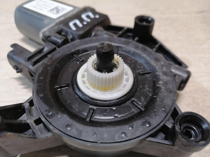 Arkana моторчик стеклоподъемника передний правый