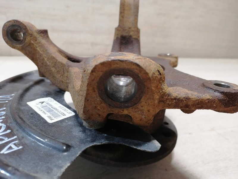 Arkana кулак передний левый