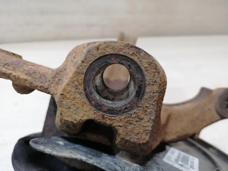 Arkana кулак передний правый