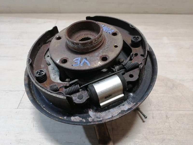 Arkana кулак задний левый