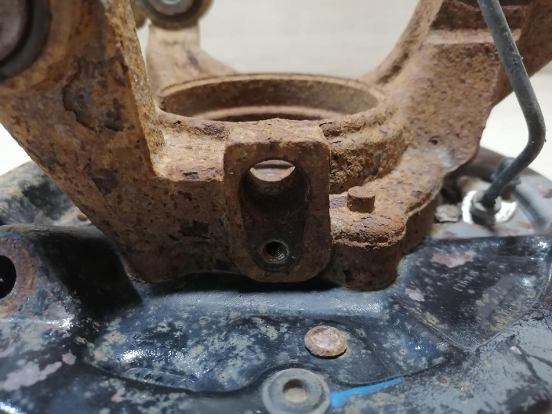 Arkana кулак задний левый