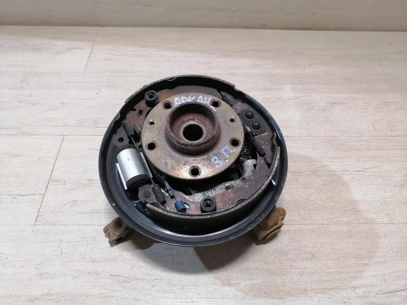 Arkana кулак задний правый