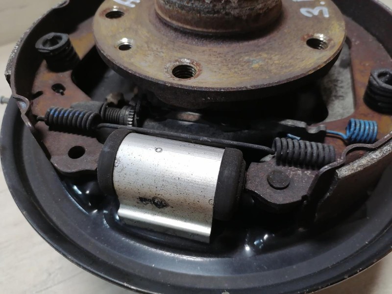 Arkana кулак задний правый