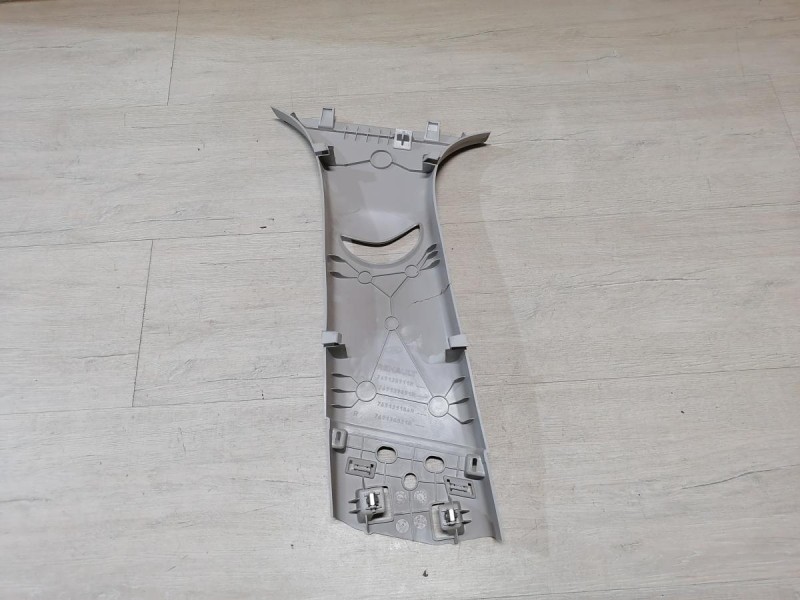 Arkana обшивка средней стойки верхняя правая