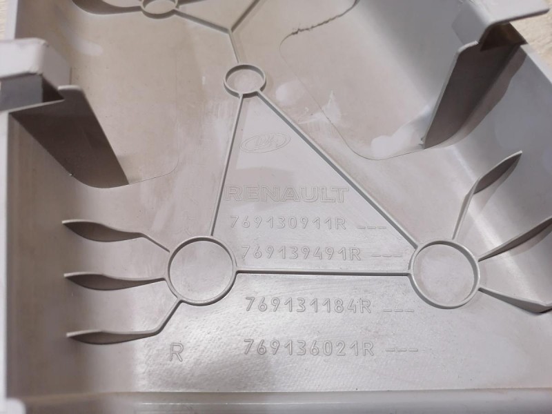 Arkana обшивка средней стойки верхняя правая