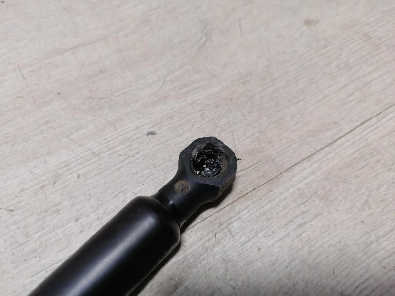 Logan №46 амортизатор капота