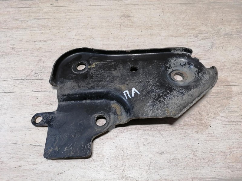 Kaptur кронштейн подрамника левый