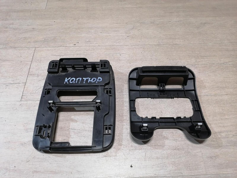 Kaptur кронштейн переднего плафона салона