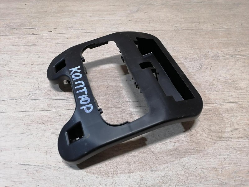 Kaptur кронштейн переднего плафона салона