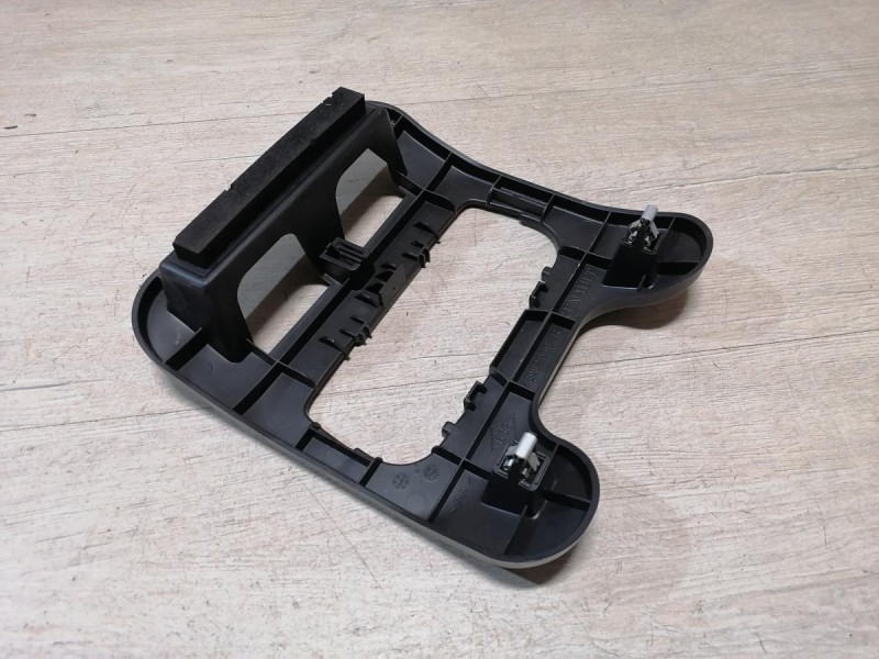 Kaptur кронштейн переднего плафона салона