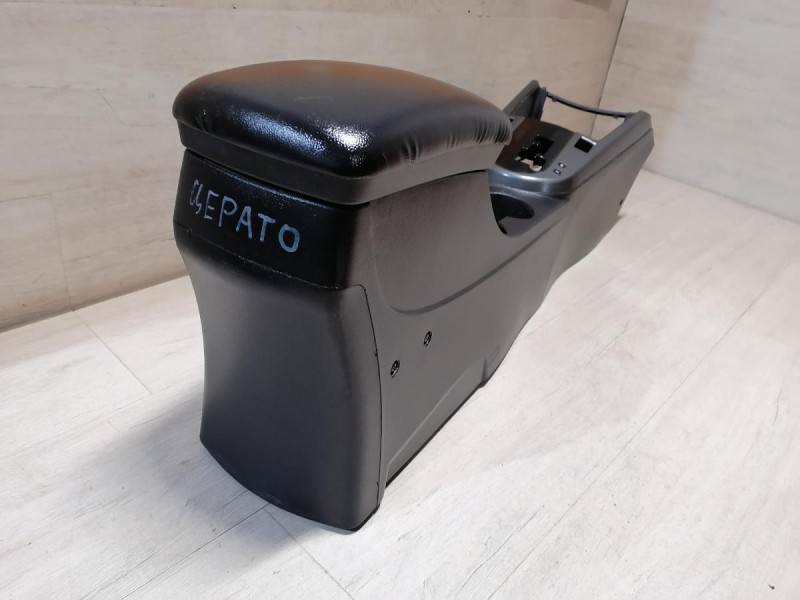 Cerato 2 №1 подлокотник