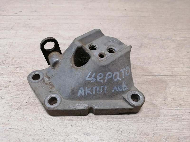 Cerato 2 №1 кронштейн верхней подушки коробки акпп