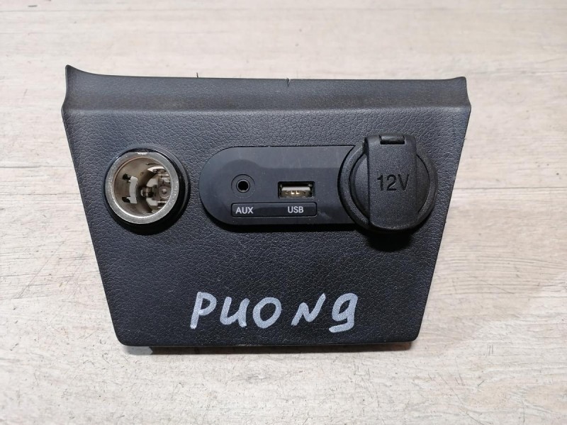 Rio 3 №9 AUX USB прикуриватель розетка аукс усб