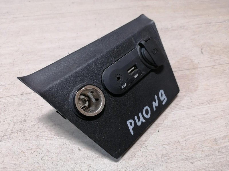 Rio 3 №9 AUX USB прикуриватель розетка аукс усб