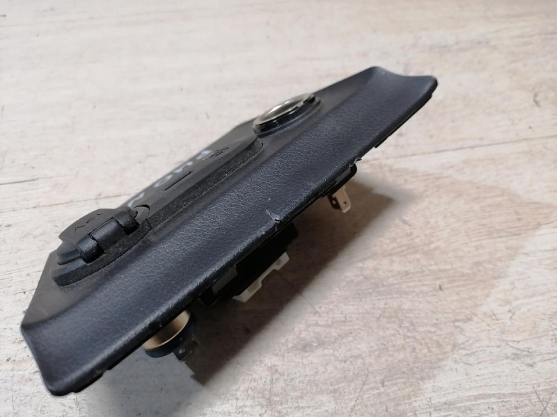 Rio 3 №9 AUX USB прикуриватель розетка аукс усб