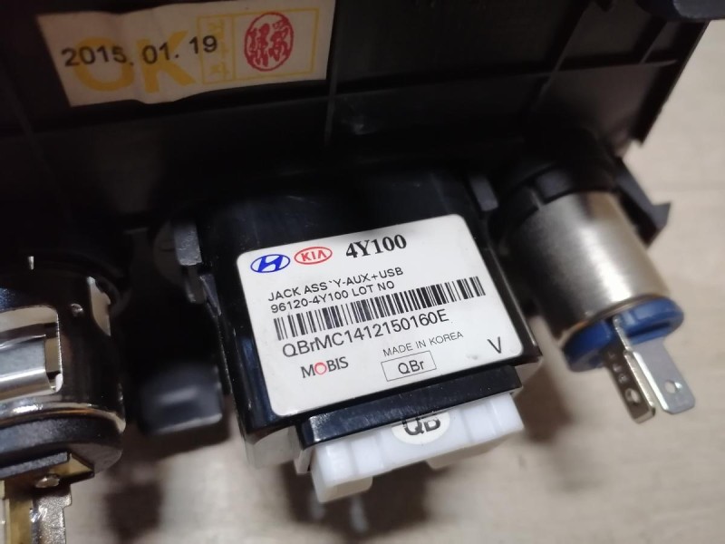 Rio 3 №9 AUX USB прикуриватель розетка аукс усб