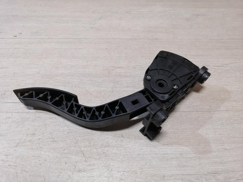 Rio 3 №9 педаль газа