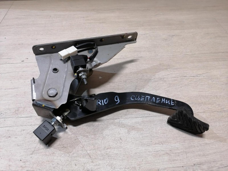 Rio 3 №9 педаль сцепления