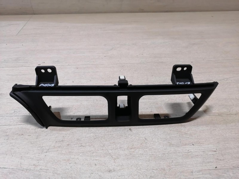 Rio 3 №9 накладка торпедо под центральные дефлекторы