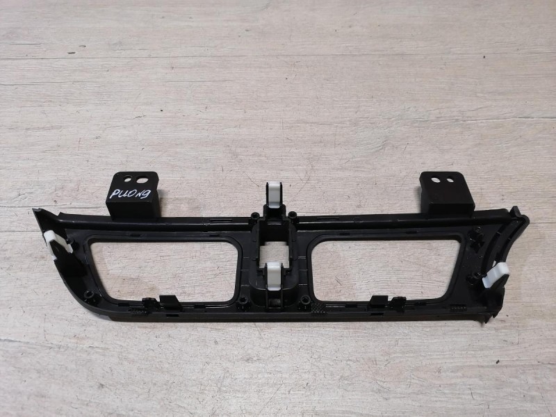 Rio 3 №9 накладка торпедо под центральные дефлекторы