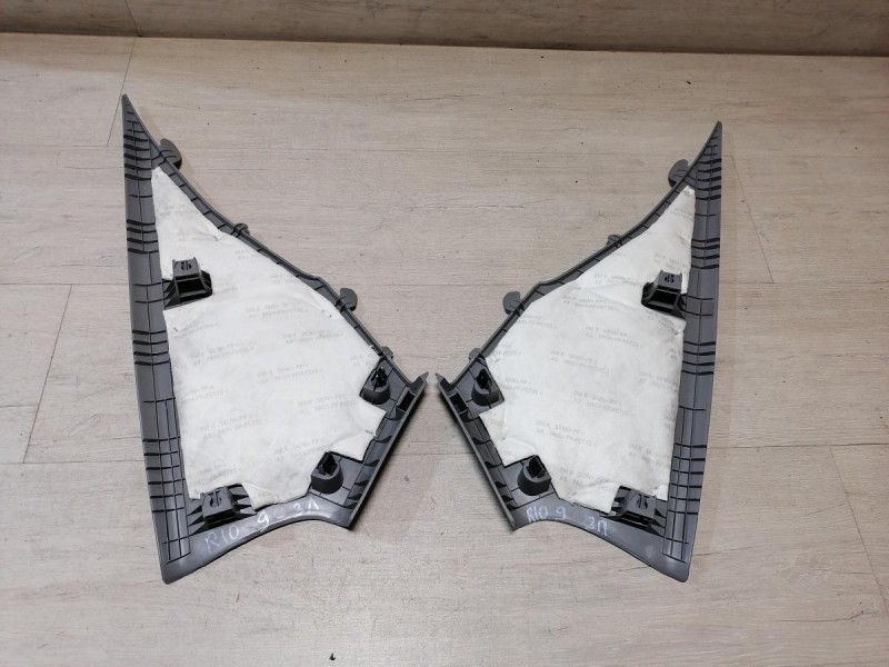 Rio 3 №9 обшивка задней стойки верхняя правая