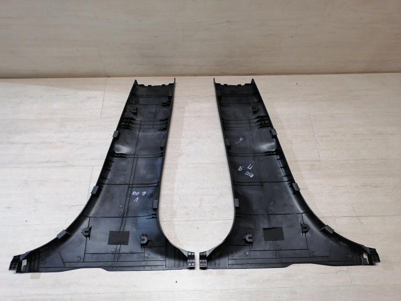Rio 3 №9 обшивка средней стойки нижняя левая