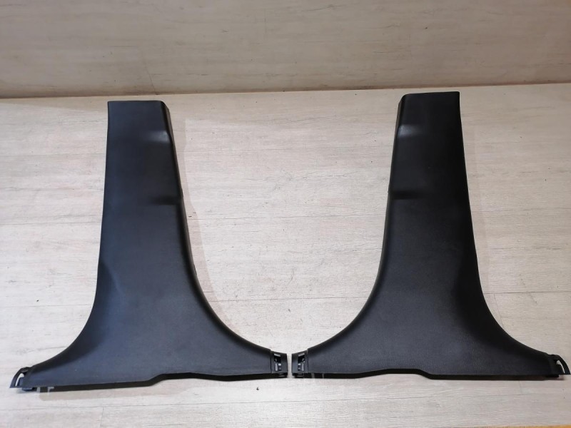 Rio 3 №9 обшивка средней стойки нижняя правая