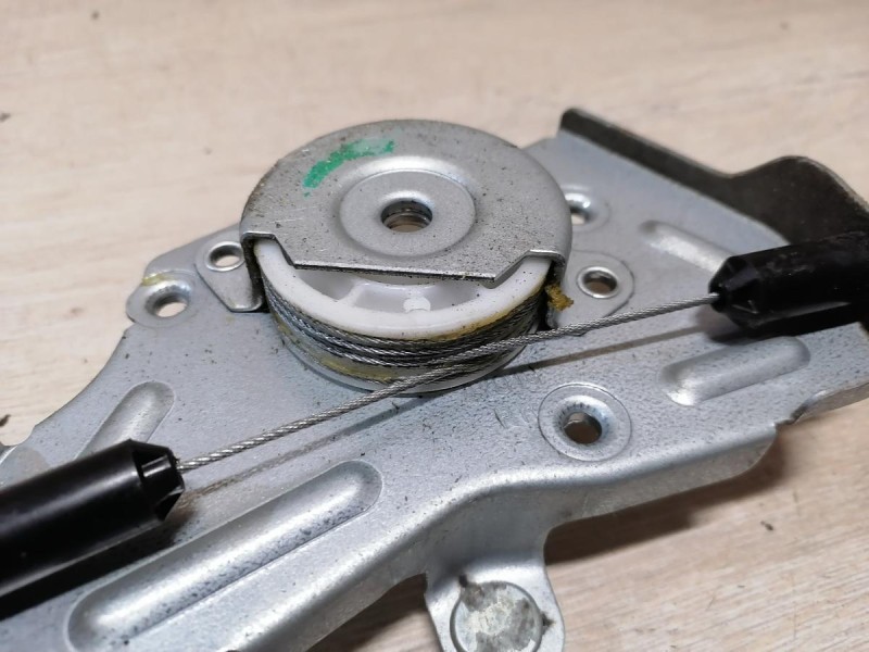 Rio 3 №9 стеклоподъемник передний правый