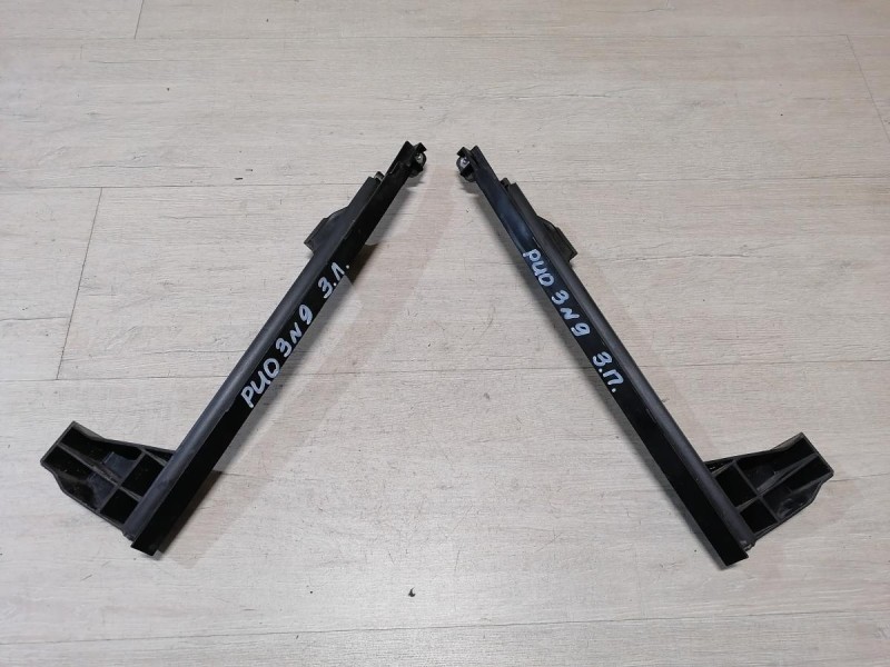 Rio 3 №9 направляющая стекла двери задняя левая