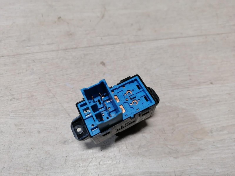 Rio 3 №9 кнопка стеклоподъемника