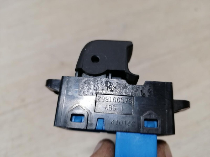 Rio 3 №9 кнопка стеклоподъемника