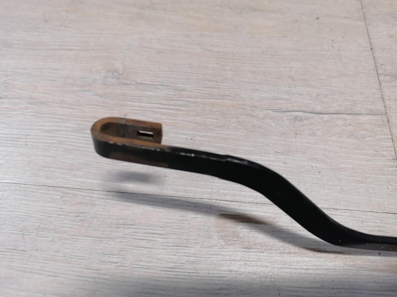 Solaris №4 поводок дворника правый