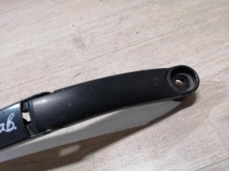 Solaris №4 поводок дворника правый