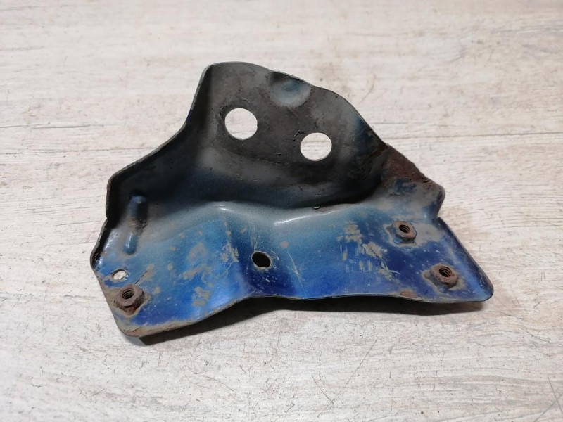 Solaris №4 кронштейн крепление крыла левый