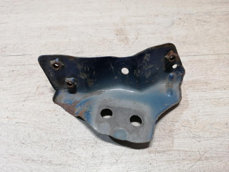 Solaris №4 кронштейн крепление крыла левый