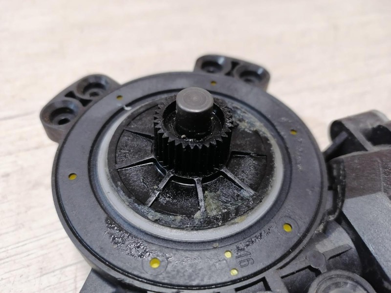 Solaris №4 моторчик стеклоподъемника правый